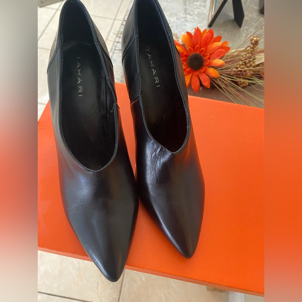 Tahari 61/2 korin ankle heeled shoes